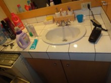 間仕切りも兼ね備えた造作収納を設置